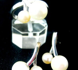South Sea Pearls and small pearls. Earrings and pendant.